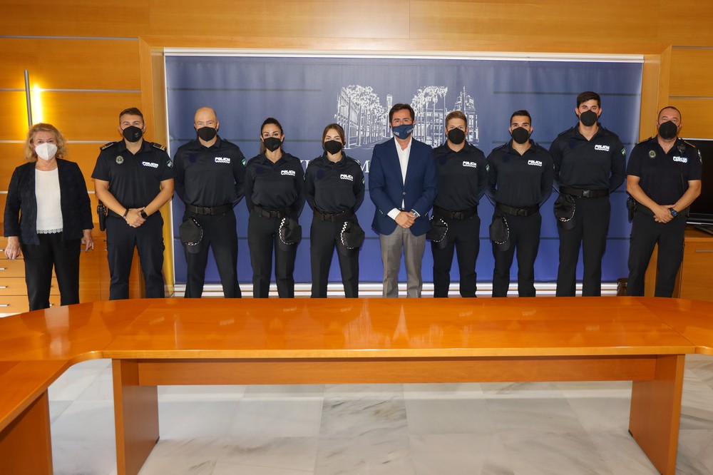 Francisco Góngora recibe a seis nuevos policías locales que se incorporarán a la plantilla de El Ejido