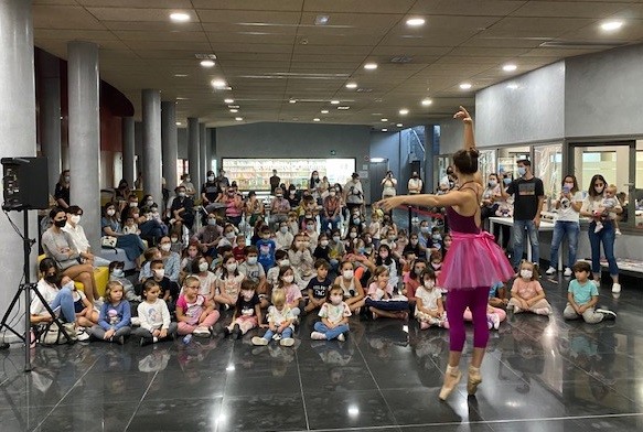 Familias disfrutan del cuentacuentos ‘Erika y la danza’ por el Día Internacional de las Bibliotecas