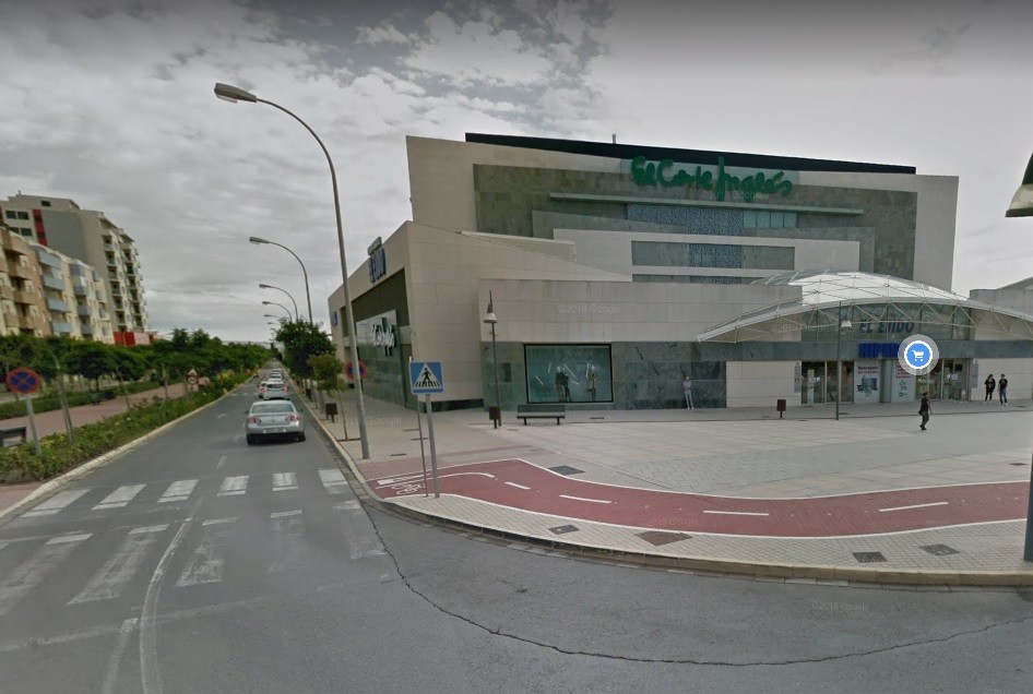 Atropellan a una ciclista en la Avenida Pedro Ponce junto a El Corte Inglés