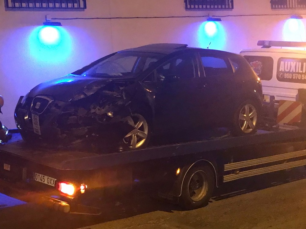 El conductor de un vehículo se empotra con una palmera al tratar de evitar chocar contra una furgoneta en Santa María del Águila