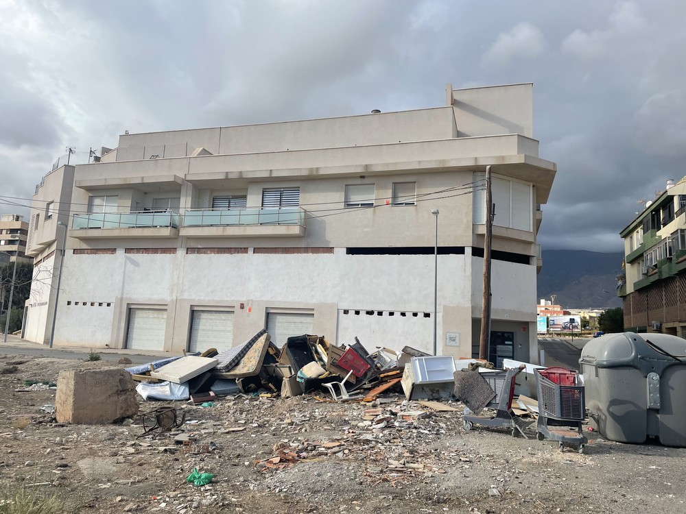 El banco Sareb compra el edificio de la Rambla de ‘La Aldeílla’ y desaloja a cuatro familias de ‘okupas’