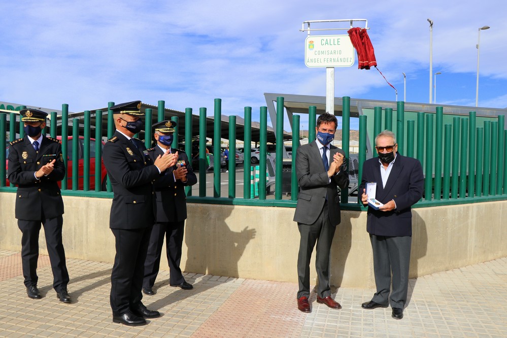 Inaugurada la calle ‘Comisario Ángel Fernández’ en reconocimiento al servicio público al frente de la Policía Nacional de El Ejido
