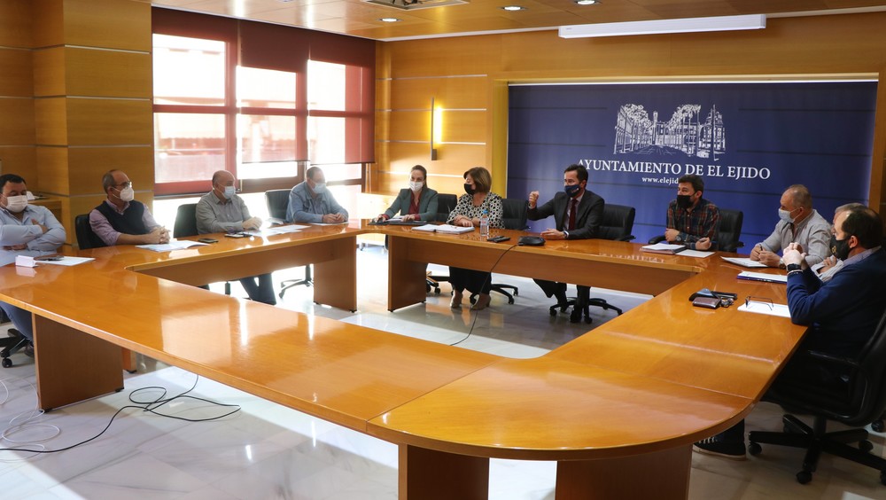 Los presidentes de las Juntas Locales ejidenses conocen todas las actuaciones en sus núcleos incluidas en el ‘Plan Municipal en Parques, Plazas y Áreas Infantiles’