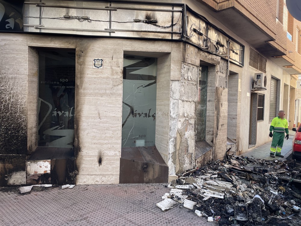 Un incendio en la Calle Cervantes daña un vehículo y un negocio contiguos