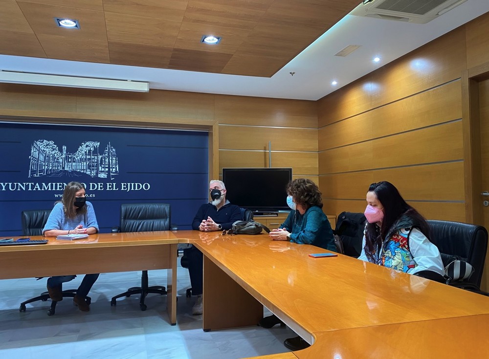 Ayuntamiento y Asociación de Comerciantes de El Ejido mantienen un encuentro para diseñar acciones conjuntas de dinamización y promoción del comercio local a lo largo de los próximos meses