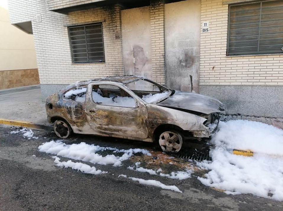 Arde un coche en las calles de Balerma