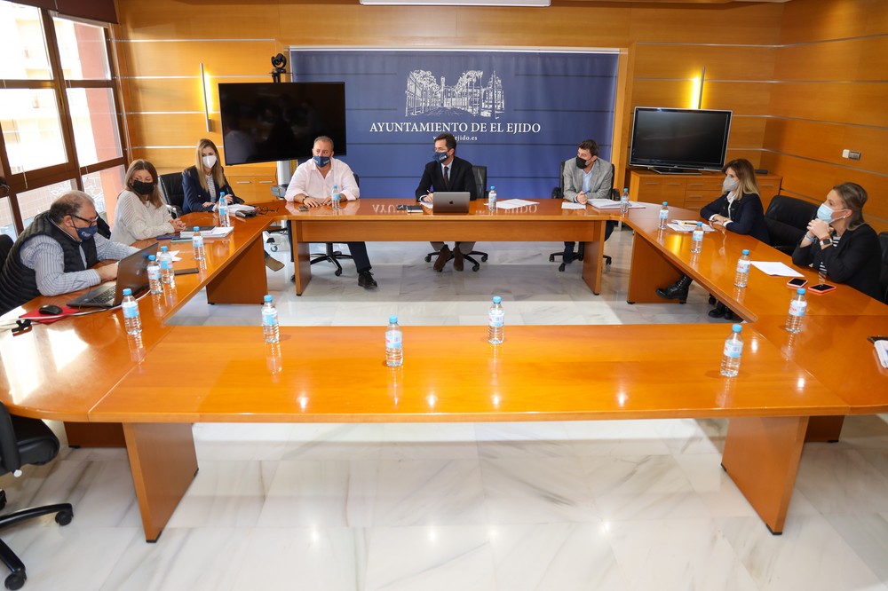El Ayuntamiento de El Ejido mantiene su compromiso con la UNED para que esta siga contando con un espacio en el que formar a personas mayores