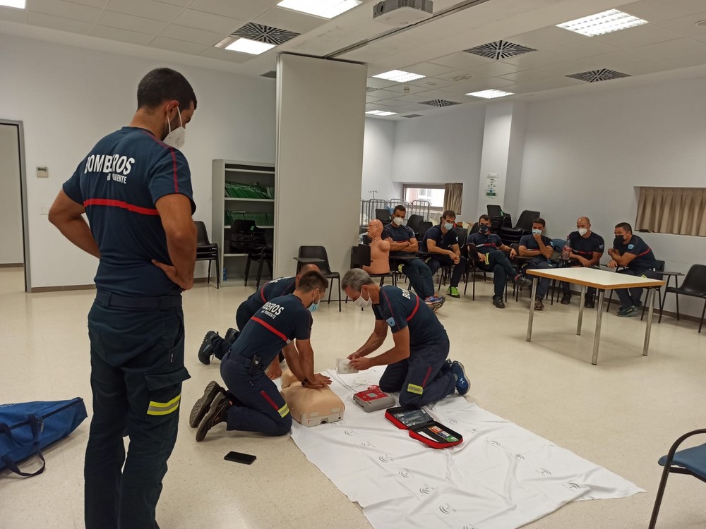 El Hospital de Poniente entrena a bomberos en técnicas de Soporte Vital Básico y uso de desfibrilador