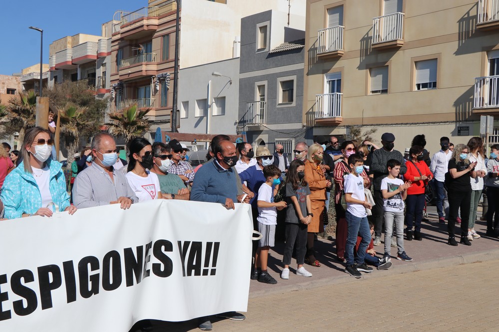 Balerma salió a la calle para exigir una vez más una mejora definitiva para su playa