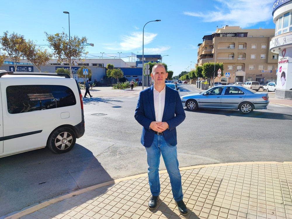 Vargas: “El intenso tráfico que soportan diariamente la calle Arquitecto Pérez de Arenaza y la avenida Nicolás Salmerón urge una solución inmediata”