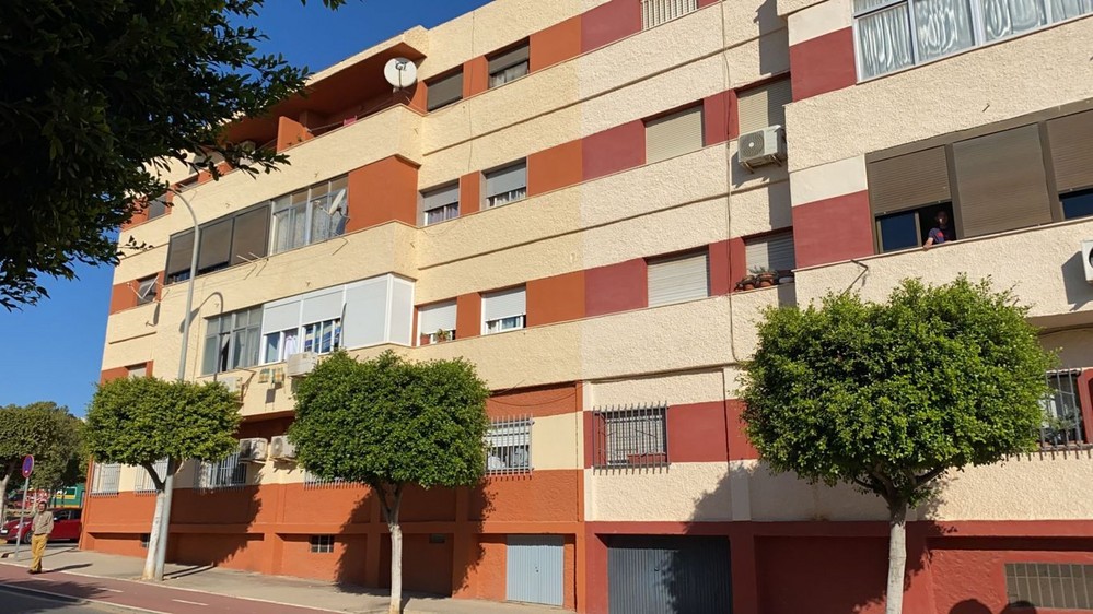 El programa municipal Cuidando El Ejido para el cumplimiento de la Ordenanza de la Convivencia Ciudadana empieza a ‘mejorar’ la imagen en fachadas y viviendas