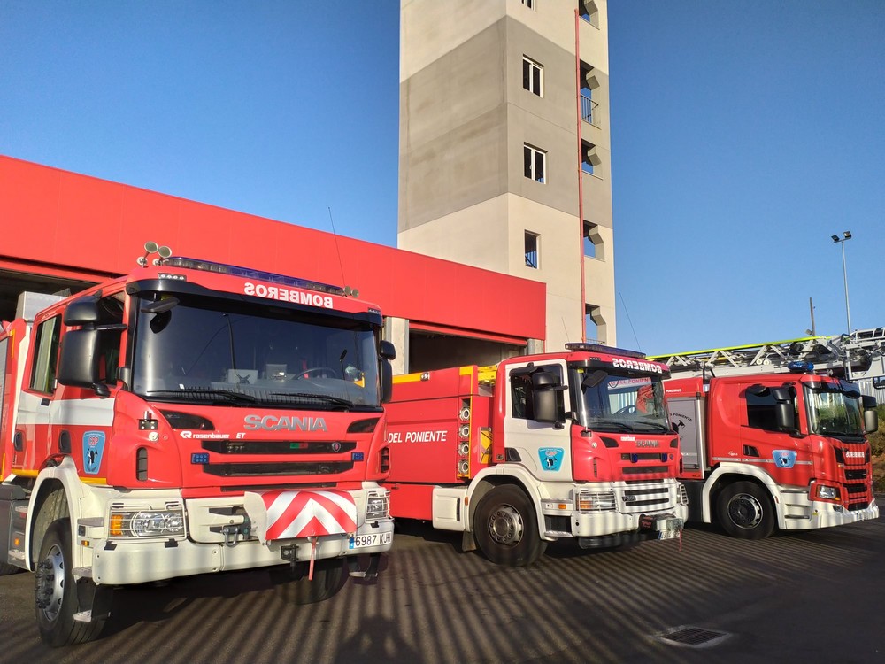Bomberos del Poniente se forman en el manejo de autoescala en extinción de incendios