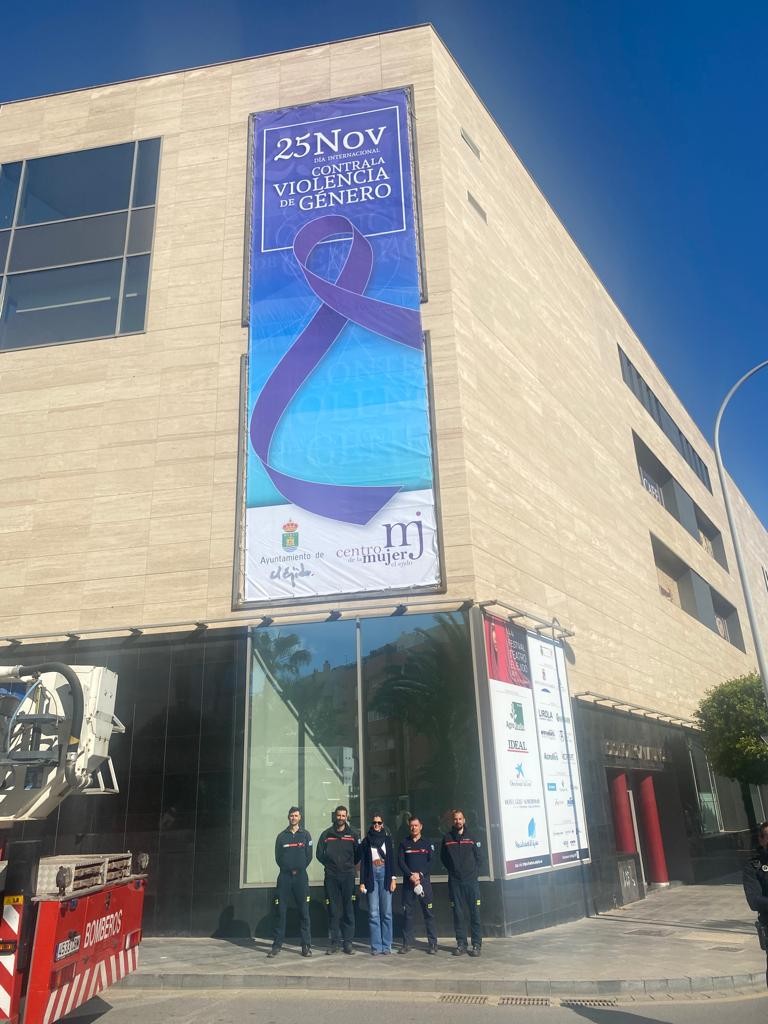 Un gran lazo morado en la fachada del Auditorio conmemora el Día Internacional de la Eliminación de la Violencia hacia la Mujer