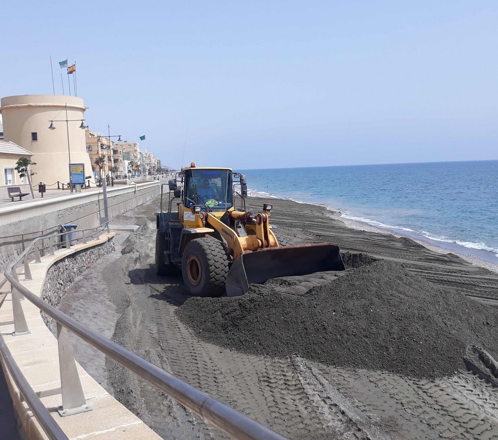 Costas inicia el mantenimiento de las playas más afectadas por problemas de erosión, entre ellas Balerma