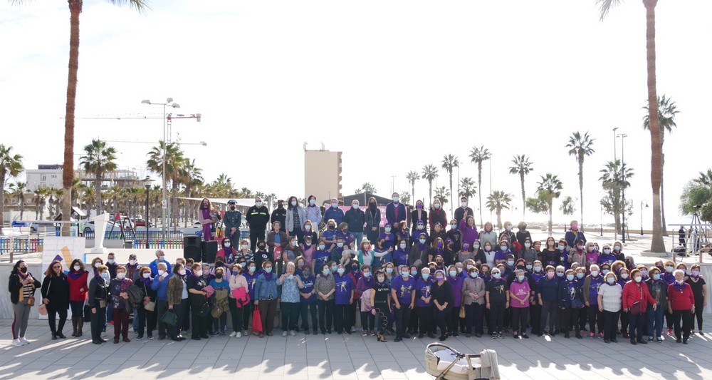 Adra celebra junto al mar un acto con motivo del Día Internacional contra la Violencia de Género