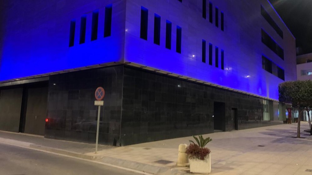 El Auditorio de El Ejido se tiñe de azul para conmemorar el Día Mundial del Daño Cerebral Adquirido