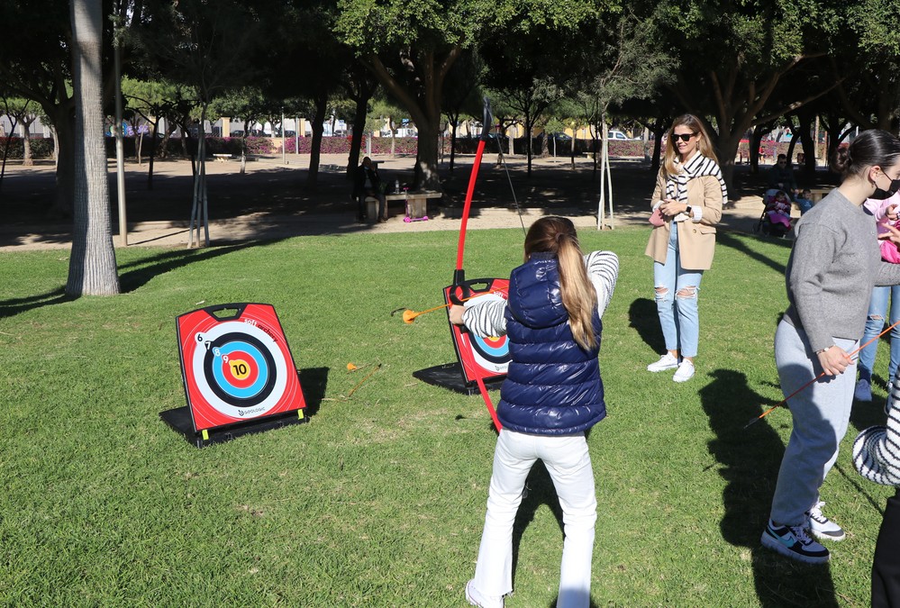 Unos 200 padres e hijos disfrutan en el Parque Municipal de El Ejido de los tradicionales ‘Juegos en Familia’