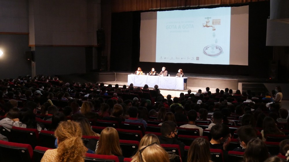 Diputación y Ayuntamiento de Adra celebran un cineforum para concienciar sobre la violencia de género