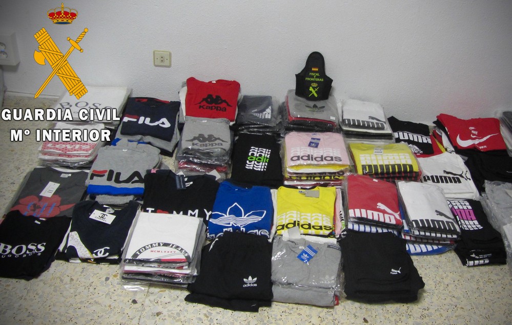 La Guardia Civil investiga a una persona por vender ropa falsificada de diferentes marcas