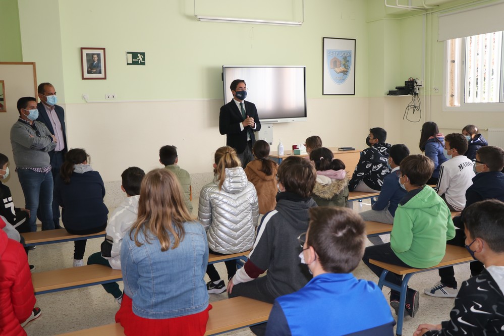 El alcalde de El Ejido ofrece una charla a los alumnos del CEIP Laimún con motivo del Día de la Constitución