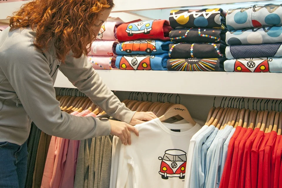El Consejo Andaluz de Comercio aprueba cambiar un día de apertura en festivo y domingo a los comercios de El Ejido