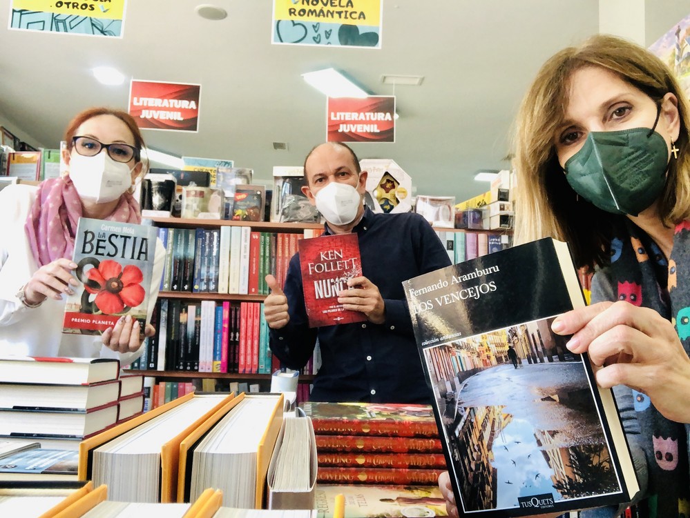 El Ayuntamiento de El Ejido adquiere en papelerías locales nuevos libros para ampliar los fondos bibliográficos de la Red de Bibliotecas Públicas