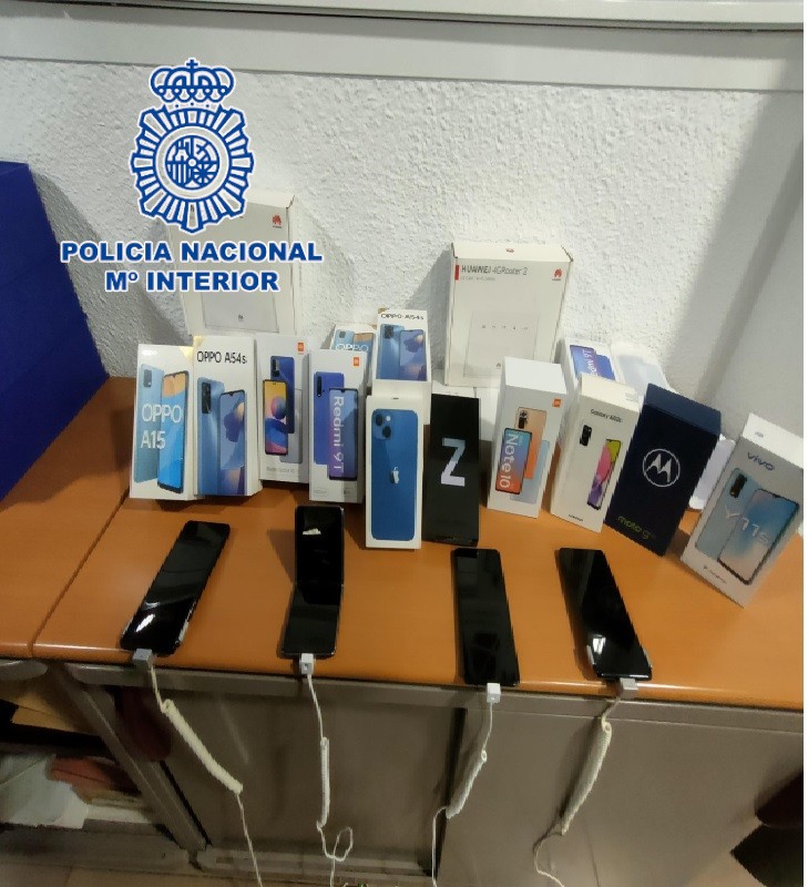 La Policía Nacional en Almería y El Ejido han detenido a los autores de un robo en una tienda de telefonía