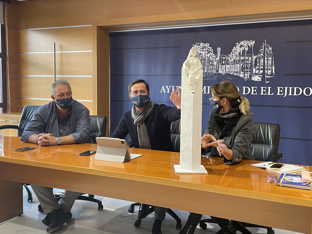 El Ejido rinde homenaje a la figura de Porcia Maura con un monumento de ocho metros de altura en su honor que se ubicará en la rotonda del Yacimiento de Ciavieja