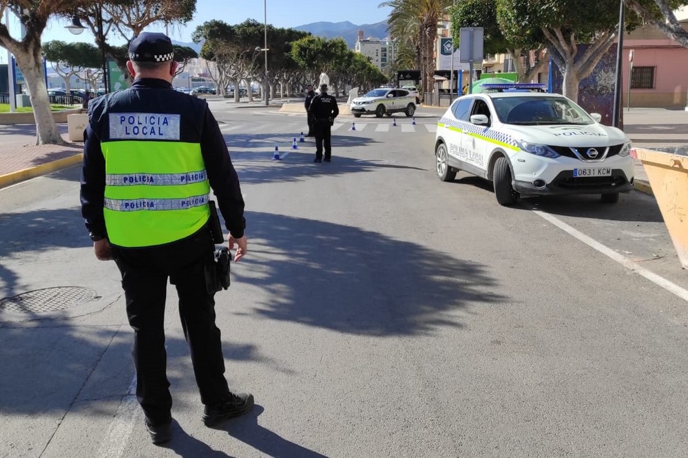 La Policía Local de Adra evita que un presunto pirómano cause daños en viviendas e invernaderos de La Curva