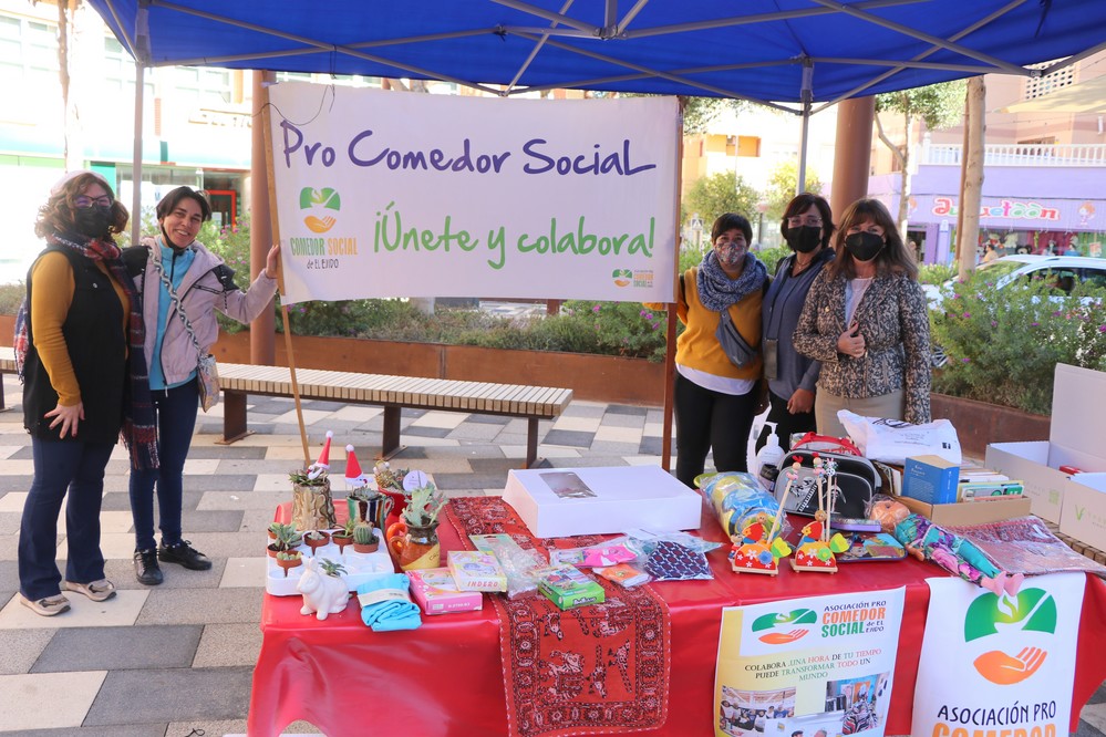El Mercadillo Navideño de El Ejido se convierte en un escaparate al aire libre de la solidaridad vecinal y oferta comercial