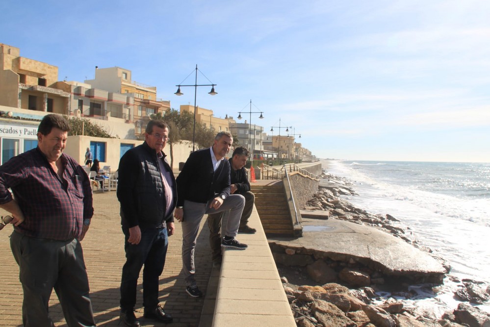 Lorenzo Cazorla se reunirá con la Mesa por la Estabilización de la playa de Balerma ante la preocupante la situación de la costa