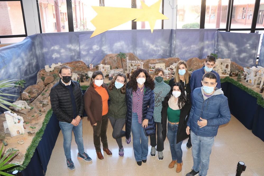 Alumnos del Aula Específica del IES Fuente Nueva exhiben su talento con un Belén de gran calidad hecho 100% a mano