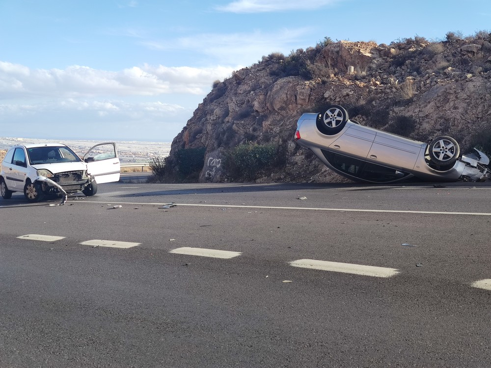 Gran choque entre dos vehículos en la A-358