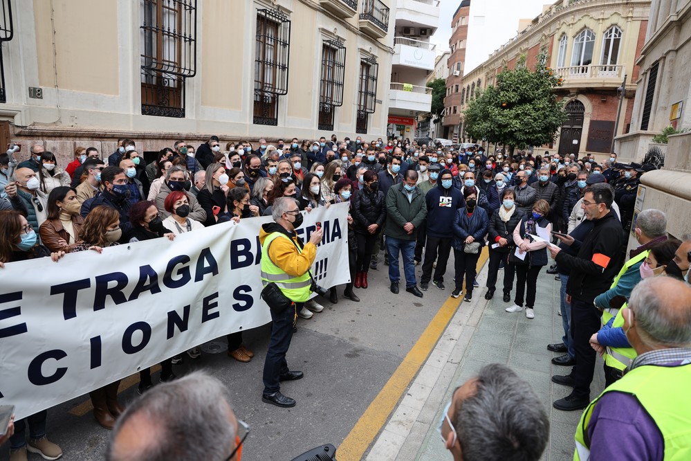 El equipo de Gobierno se suma a la manifestación para reclamar a Costas una solución urgente y estructural de la playa de Balerma