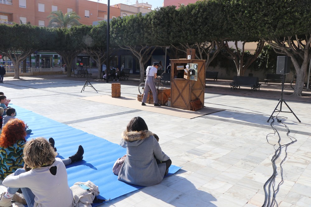 La plaza Antonio Mira acoge un espectáculo de circo teatro gratuito y dirigido al público infantil