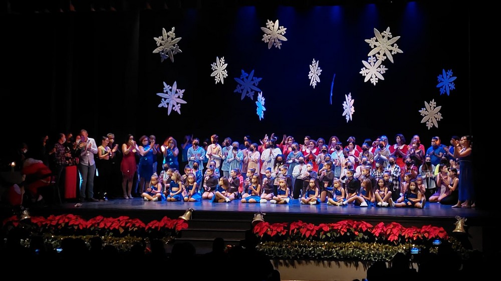 Más de 600 personas acudieron a la actuación de Navidad de Adra Baila y Cuban Rocks en el Centro Cultural de Adra