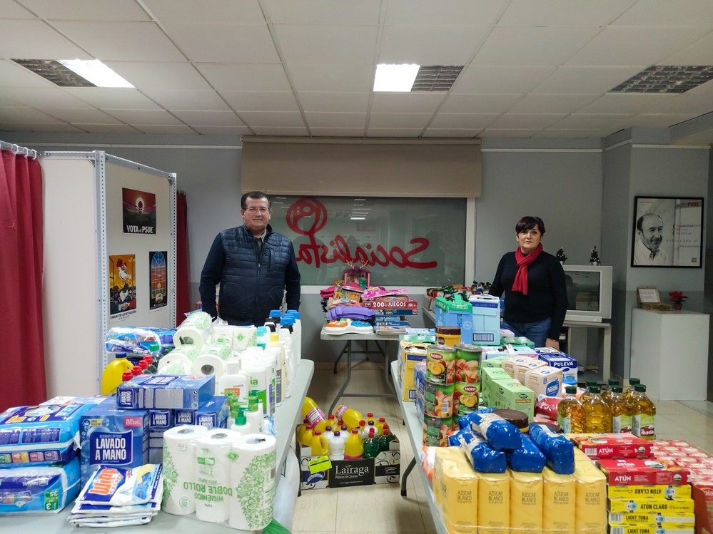 La campaña solidaria del PSOE de El Ejido recauda más de medio millar de kilos de alimentos, decenas de juguetes y más de 300 artículos de higiene personal y limpieza