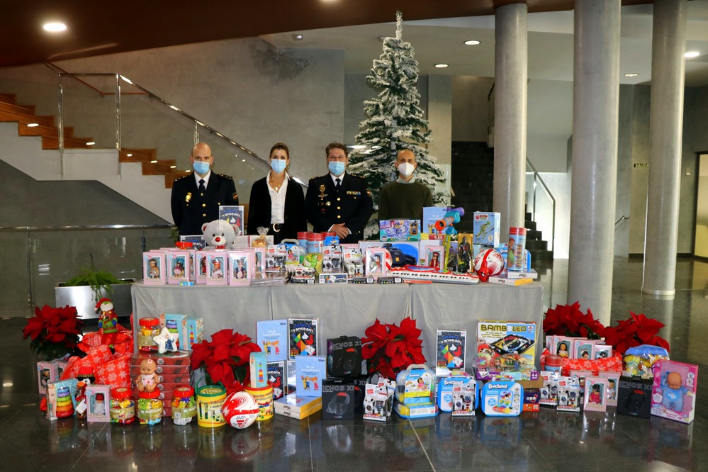 La Policía Nacional de El Ejido hace entrega de los juguetes que ha recogido en su campaña de Navidad