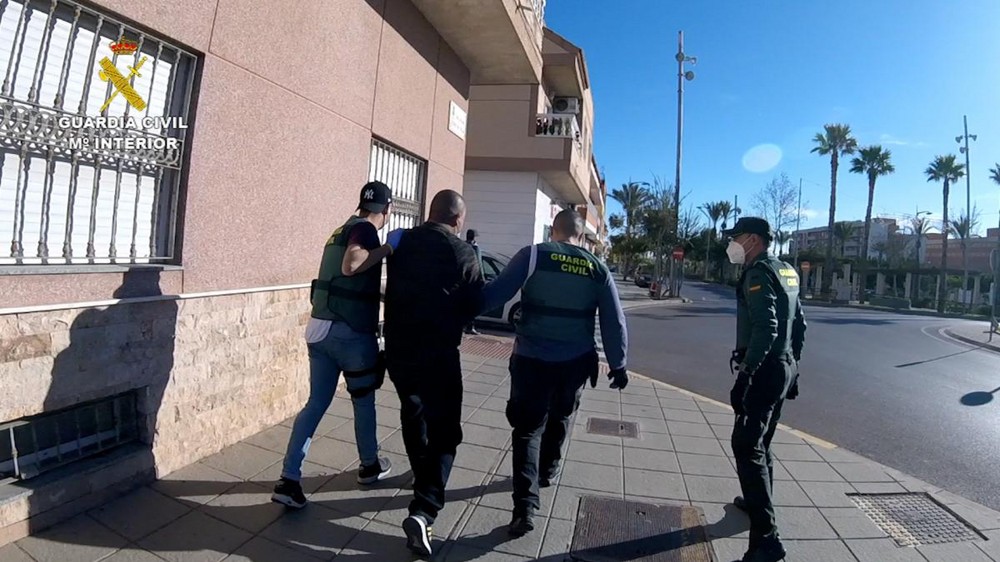 La Guardia Civil detiene en Roquetas de Mar al autor de cuatro robos con gran violencia que amenazaba a sus víctimas con armas de fuego