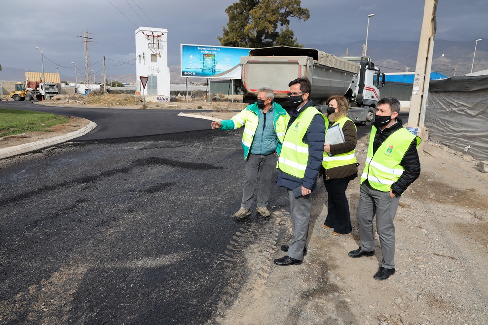 Avanzan las obras de regeneración y acondicionamiento en el Camino de Puesto Rubio  entre Las Norias y Roquetas