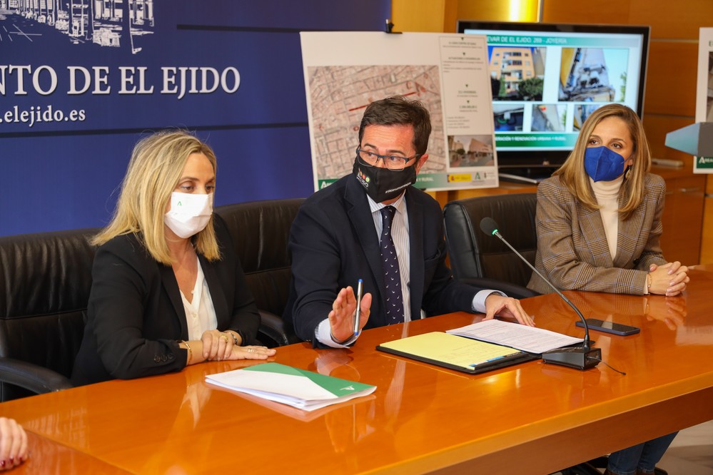 La Junta rehabilitará una docena de bloques de viviendas en El Ejido