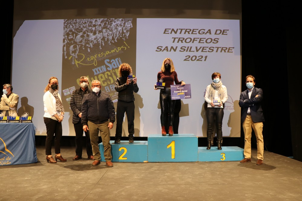 Los ganadores de la XXXIV Carrera San Silvestre de El Ejido reciben sus trofeos
