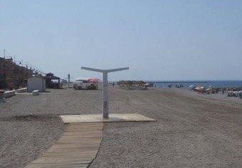 El Ayuntamiento remodela las duchas del Paseo de Levante de Almerimar para hacerlas más accesibles y cómodas para los bañistas