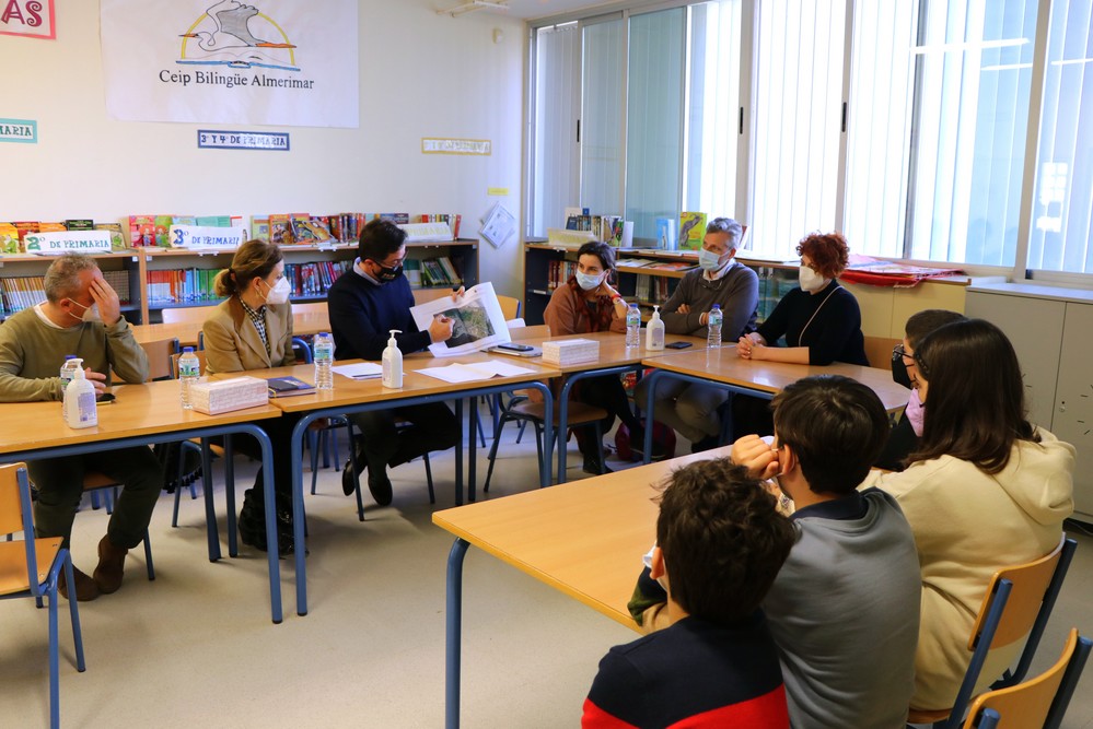 Francisco Góngora analiza con escolares del CEIP Almerimar estrategias de movilidad sostenible
