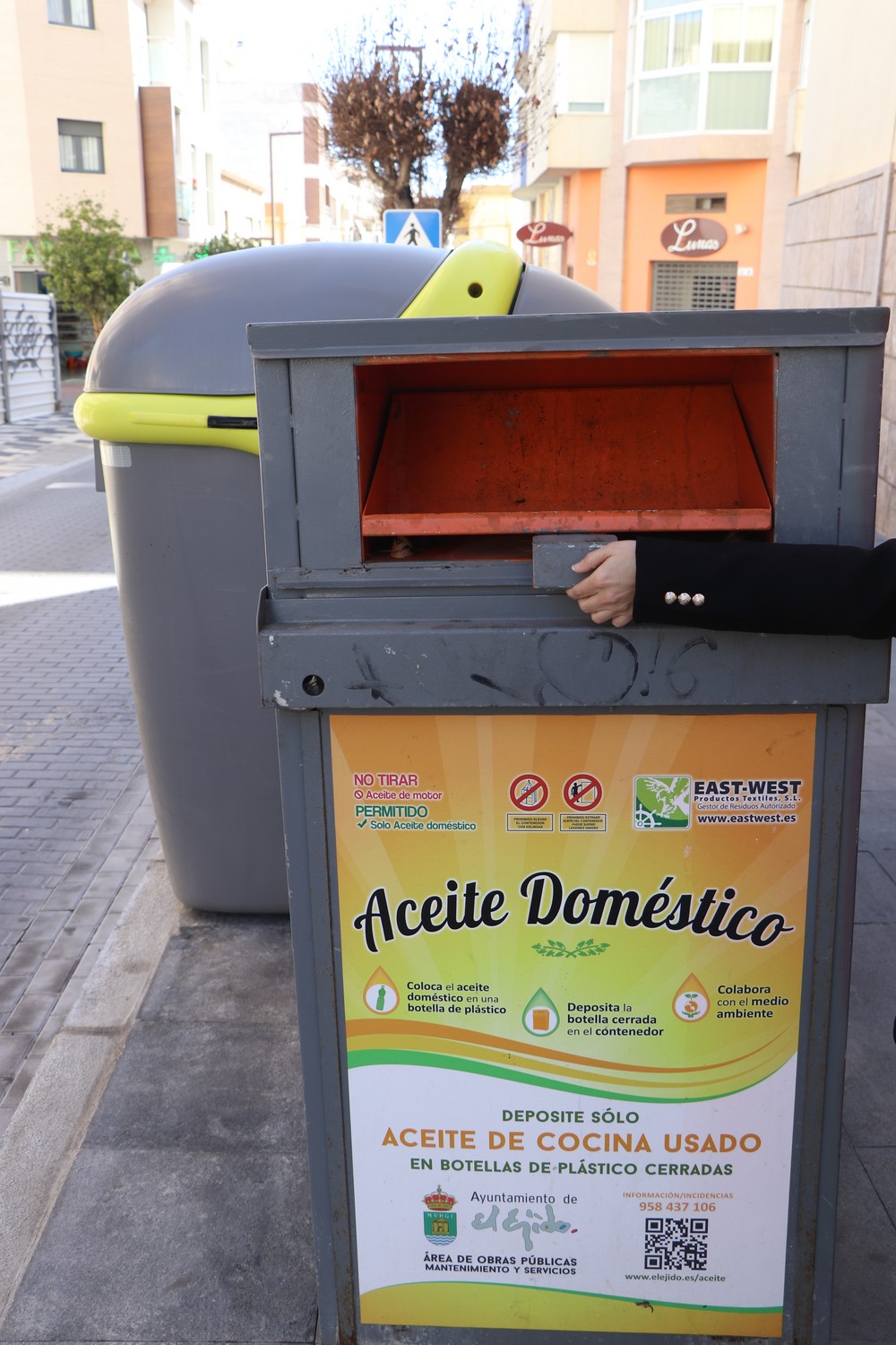 El Ejido recoge durante el año pasado 17.945 litros de aceite doméstico usado para ser tratado y reciclado