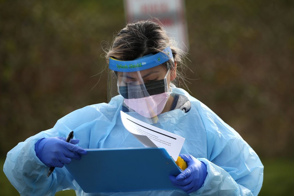 Almería lamenta 13 nuevos fallecimientos y más de 800 positivos en un fin de semana