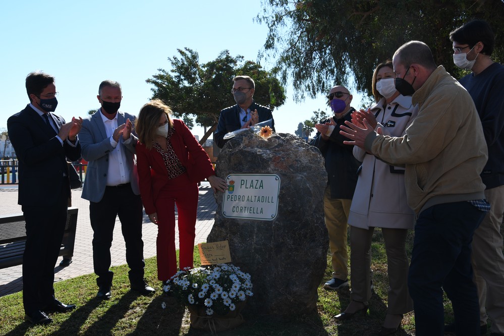 El Ejido homenajea a Pedro Altadill por su defensa de los enfermos renales en el Poniente