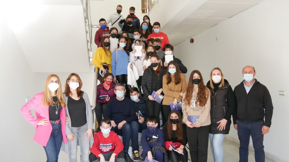 Manuel Cortés recibe a un grupo de alumnos del IES Gaviota que estudian la figura de Ortiz de Villajos