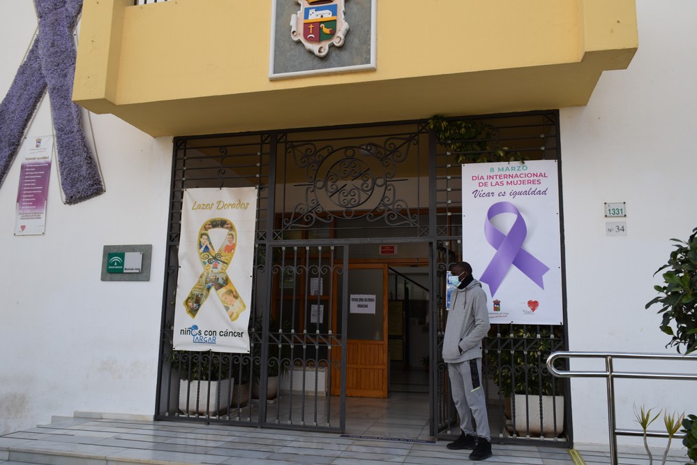 Los edificios públicos de Vícar lucen lazos morados con motivo del Día de la Mujer
