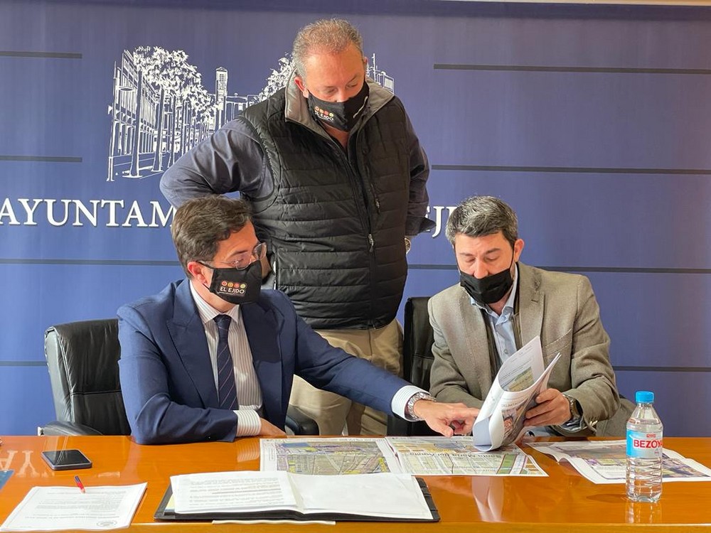 El Ayuntamiento invertirá más de 150.000 euros en la remodelación integral de la Plaza Carabela en Almerimar que incluirá una nueva zona de juegos infantiles